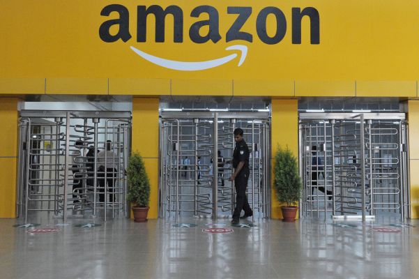 india antitrust watchdog fines amazon suspends 2019 deal with future