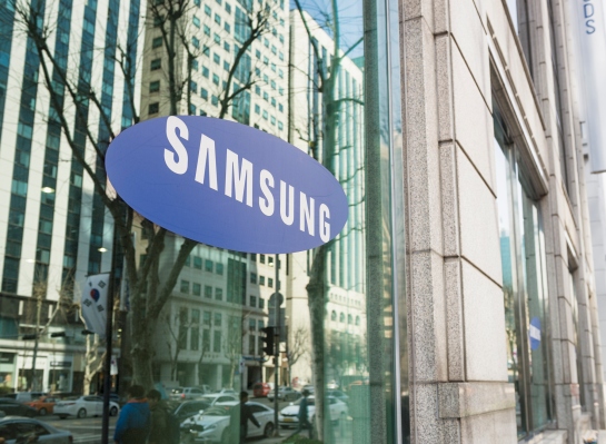 samsung electronics merges mobile and consumer electronics units names new co ceos